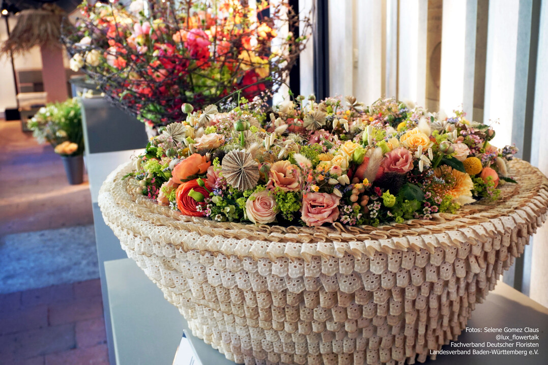 �Wahre Werte�� wie Blumen uns begleiten�, hei�t die Er�ffnungsschau, die unter der Leitung von Gabriele Haufe entstand. Kreative, detailreiche florale Werke machen die Botschaften der Blumen erlebbar. In den aussagekr�ftigen Kompositionen l�sst sich die tiefe Verbindung zwischen Natur, Gef�hlen und dem Leben selbst entdecken.