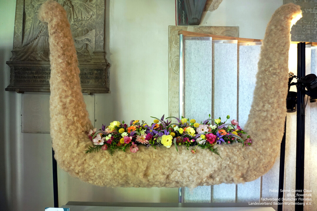 �Wahre Werte�� wie Blumen uns begleiten�, hei�t die Er�ffnungsschau, die unter der Leitung von Gabriele Haufe entstand. Kreative, detailreiche florale Werke machen die Botschaften der Blumen erlebbar. In den aussagekr�ftigen Kompositionen l�sst sich die tiefe Verbindung zwischen Natur, Gef�hlen und dem Leben selbst entdecken.