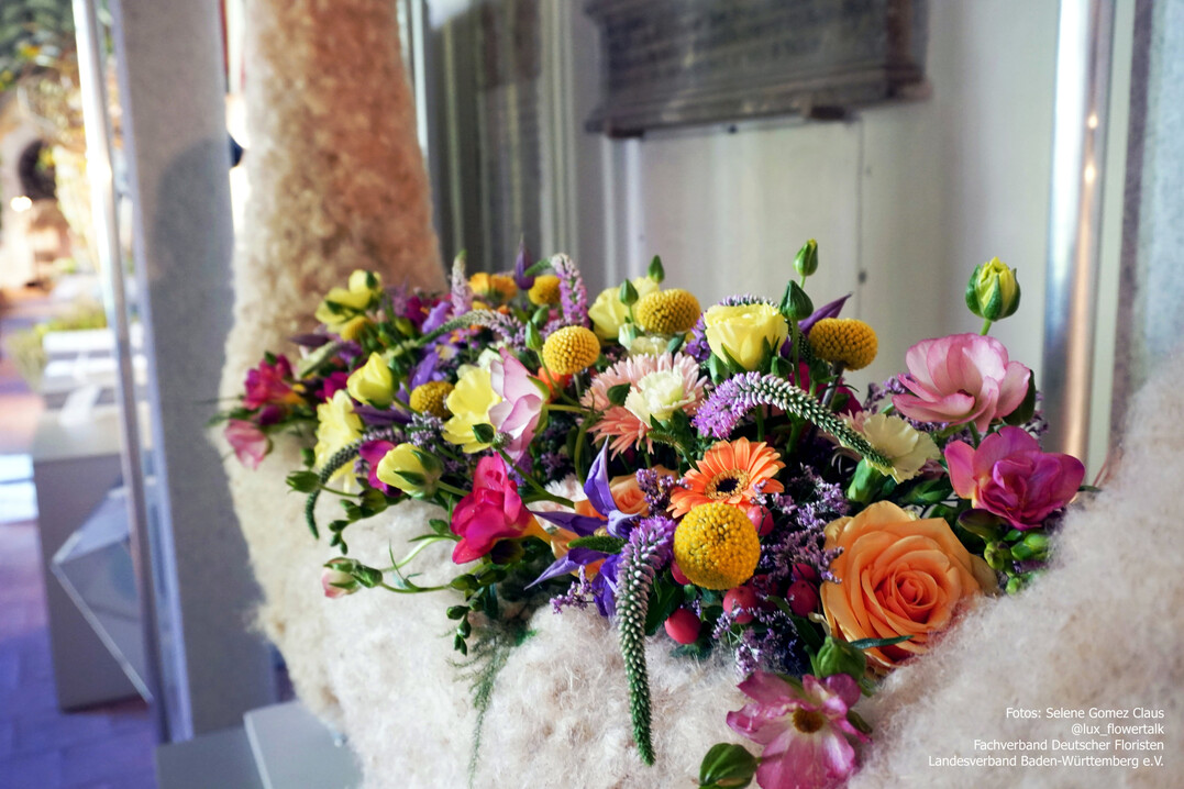 �Wahre Werte�� wie Blumen uns begleiten�, hei�t die Er�ffnungsschau, die unter der Leitung von Gabriele Haufe entstand. Kreative, detailreiche florale Werke machen die Botschaften der Blumen erlebbar. In den aussagekr�ftigen Kompositionen l�sst sich die tiefe Verbindung zwischen Natur, Gef�hlen und dem Leben selbst entdecken.