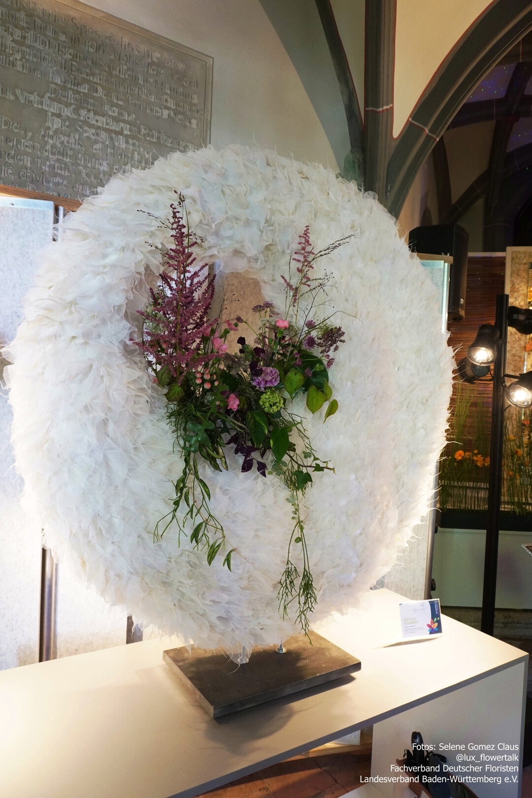 �Wahre Werte�� wie Blumen uns begleiten�, hei�t die Er�ffnungsschau, die unter der Leitung von Gabriele Haufe entstand. Kreative, detailreiche florale Werke machen die Botschaften der Blumen erlebbar. In den aussagekr�ftigen Kompositionen l�sst sich die tiefe Verbindung zwischen Natur, Gef�hlen und dem Leben selbst entdecken.