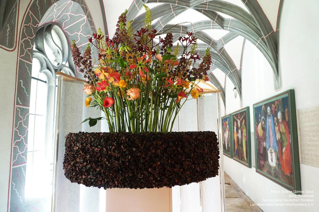 �Wahre Werte�� wie Blumen uns begleiten�, hei�t die Er�ffnungsschau, die unter der Leitung von Gabriele Haufe entstand. Kreative, detailreiche florale Werke machen die Botschaften der Blumen erlebbar. In den aussagekr�ftigen Kompositionen l�sst sich die tiefe Verbindung zwischen Natur, Gef�hlen und dem Leben selbst entdecken.