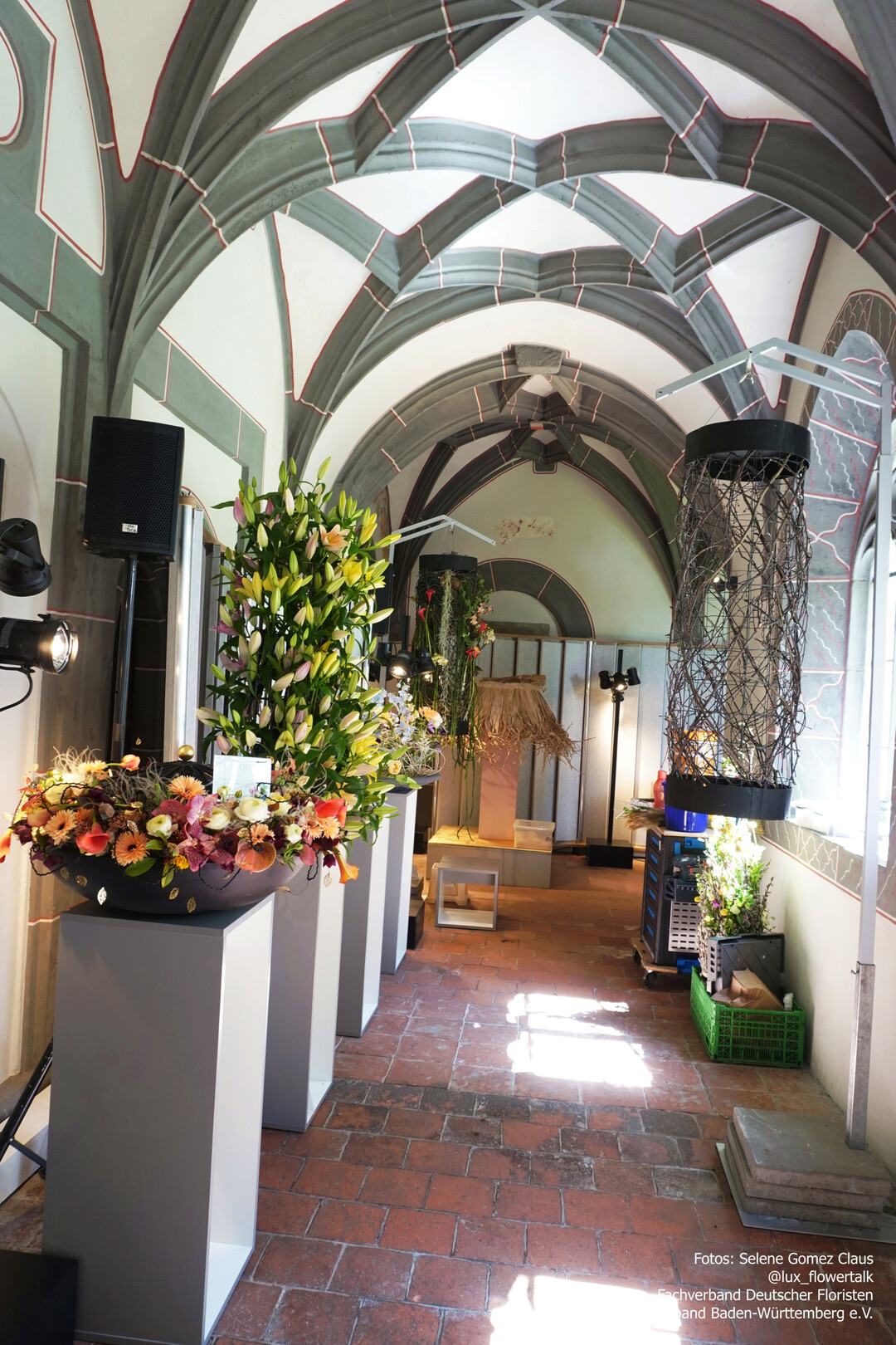 �Wahre Werte�� wie Blumen uns begleiten�, hei�t die Er�ffnungsschau, die unter der Leitung von Gabriele Haufe entstand. Kreative, detailreiche florale Werke machen die Botschaften der Blumen erlebbar. In den aussagekr�ftigen Kompositionen l�sst sich die tiefe Verbindung zwischen Natur, Gef�hlen und dem Leben selbst entdecken.