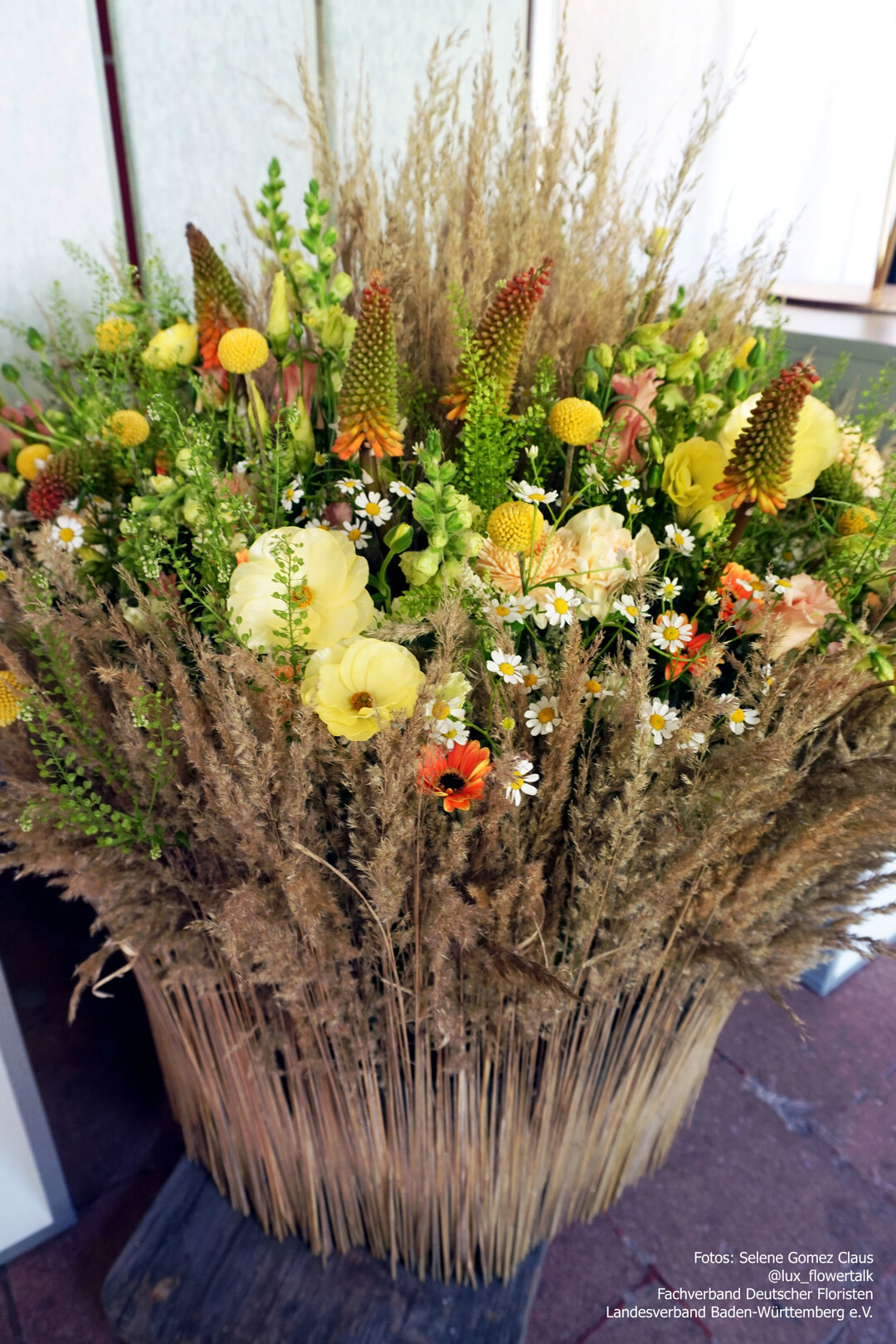 �Wahre Werte�� wie Blumen uns begleiten�, hei�t die Er�ffnungsschau, die unter der Leitung von Gabriele Haufe entstand. Kreative, detailreiche florale Werke machen die Botschaften der Blumen erlebbar. In den aussagekr�ftigen Kompositionen l�sst sich die tiefe Verbindung zwischen Natur, Gef�hlen und dem Leben selbst entdecken.