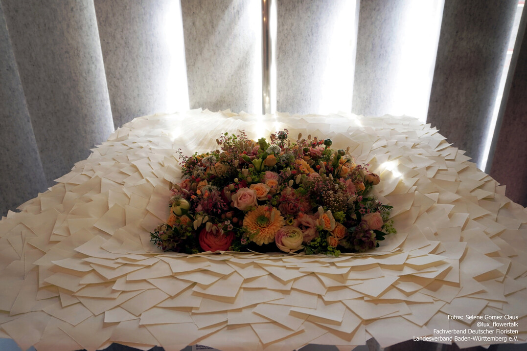 �Wahre Werte�� wie Blumen uns begleiten�, hei�t die Er�ffnungsschau, die unter der Leitung von Gabriele Haufe entstand. Kreative, detailreiche florale Werke machen die Botschaften der Blumen erlebbar. In den aussagekr�ftigen Kompositionen l�sst sich die tiefe Verbindung zwischen Natur, Gef�hlen und dem Leben selbst entdecken.