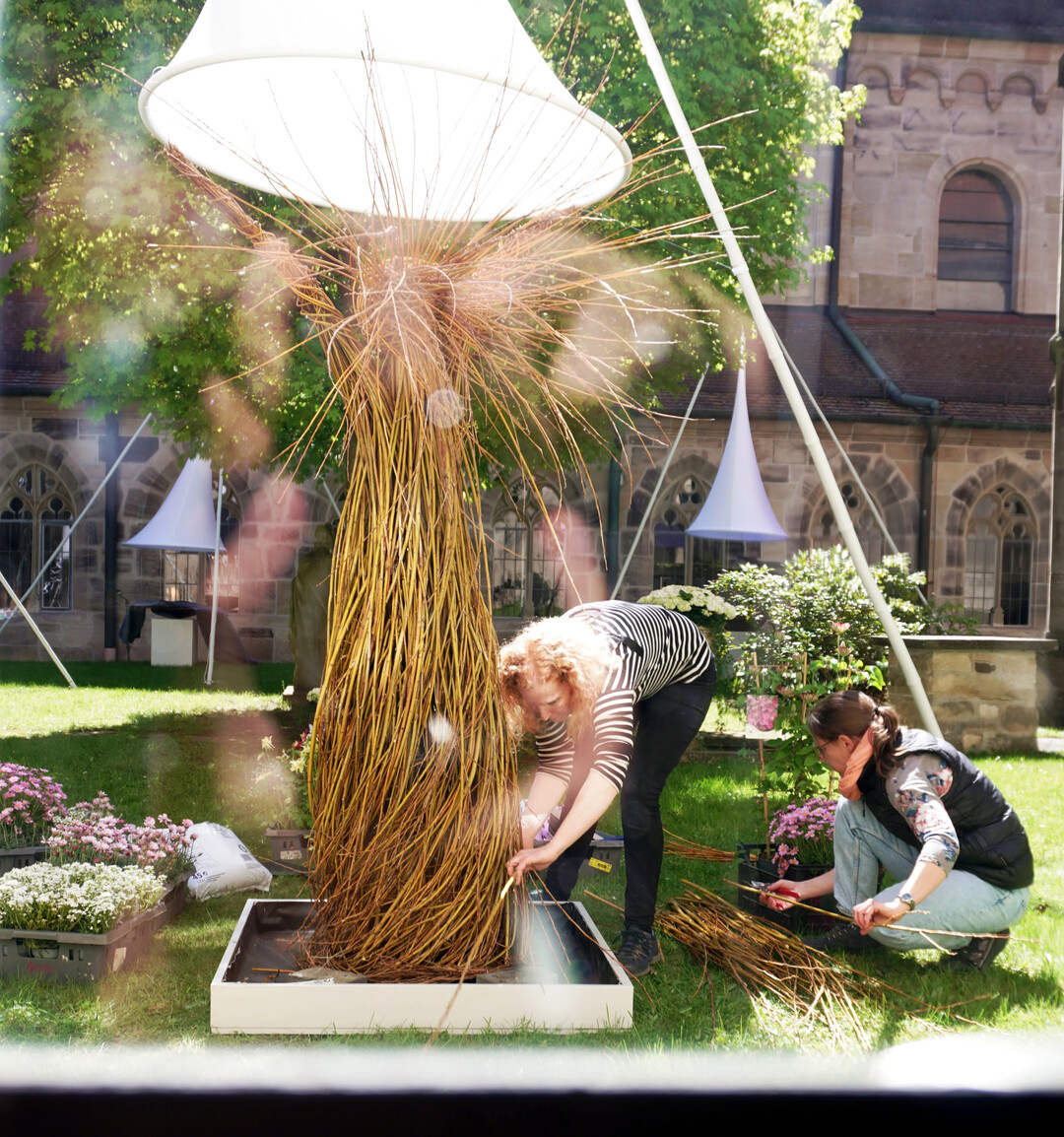 �Wahre Werte�� wie Blumen uns begleiten�, hei�t die Er�ffnungsschau, die unter der Leitung von Gabriele Haufe entstand. Kreative, detailreiche florale Werke machen die Botschaften der Blumen erlebbar. In den aussagekr�ftigen Kompositionen l�sst sich die tiefe Verbindung zwischen Natur, Gef�hlen und dem Leben selbst entdecken.