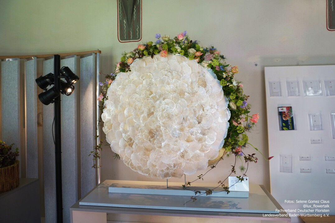 �Wahre Werte�� wie Blumen uns begleiten�, hei�t die Er�ffnungsschau, die unter der Leitung von Gabriele Haufe entstand. Kreative, detailreiche florale Werke machen die Botschaften der Blumen erlebbar. In den aussagekr�ftigen Kompositionen l�sst sich die tiefe Verbindung zwischen Natur, Gef�hlen und dem Leben selbst entdecken.