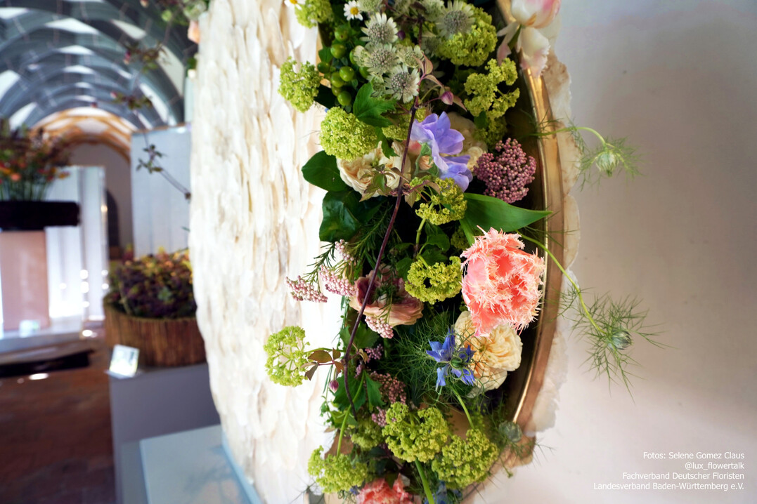 �Wahre Werte�� wie Blumen uns begleiten�, hei�t die Er�ffnungsschau, die unter der Leitung von Gabriele Haufe entstand. Kreative, detailreiche florale Werke machen die Botschaften der Blumen erlebbar. In den aussagekr�ftigen Kompositionen l�sst sich die tiefe Verbindung zwischen Natur, Gef�hlen und dem Leben selbst entdecken.