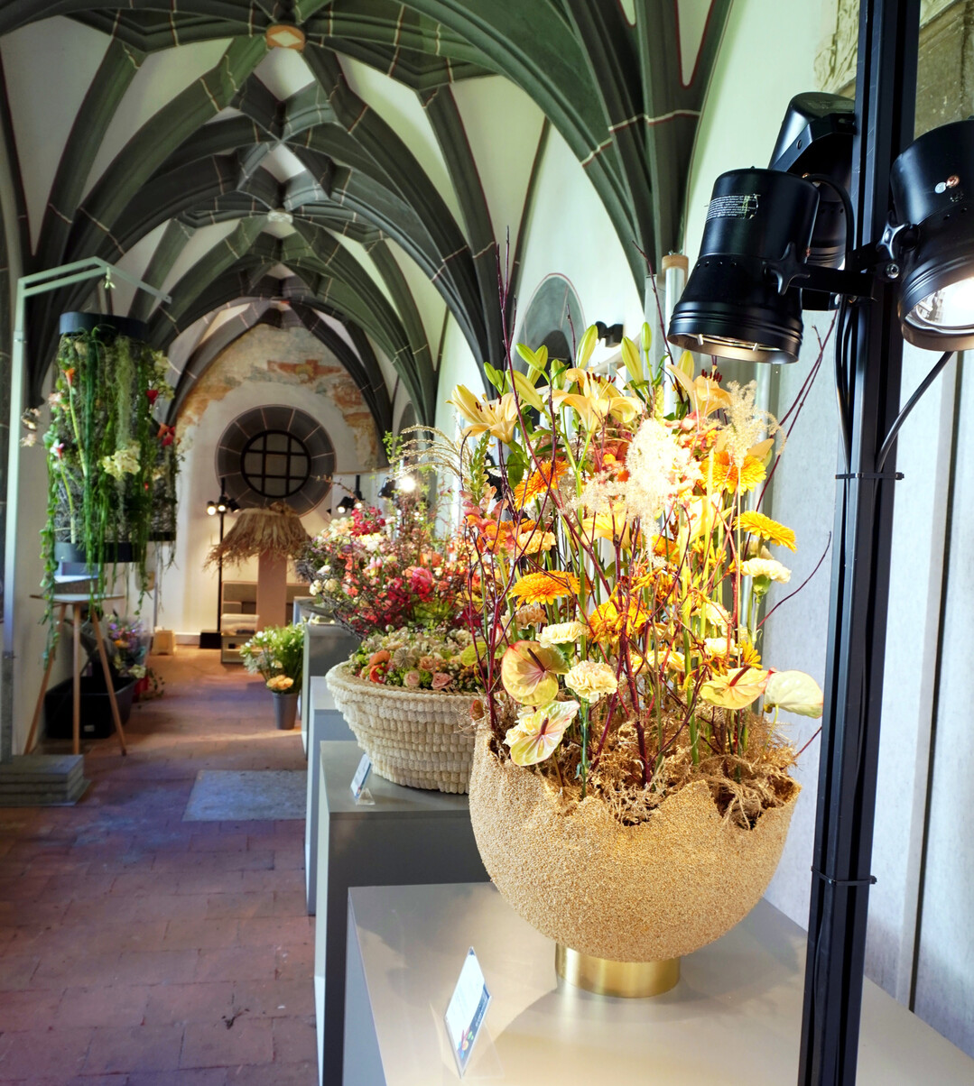 �Wahre Werte�� wie Blumen uns begleiten�, hei�t die Er�ffnungsschau, die unter der Leitung von Gabriele Haufe entstand. Kreative, detailreiche florale Werke machen die Botschaften der Blumen erlebbar. In den aussagekr�ftigen Kompositionen l�sst sich die tiefe Verbindung zwischen Natur, Gef�hlen und dem Leben selbst entdecken.