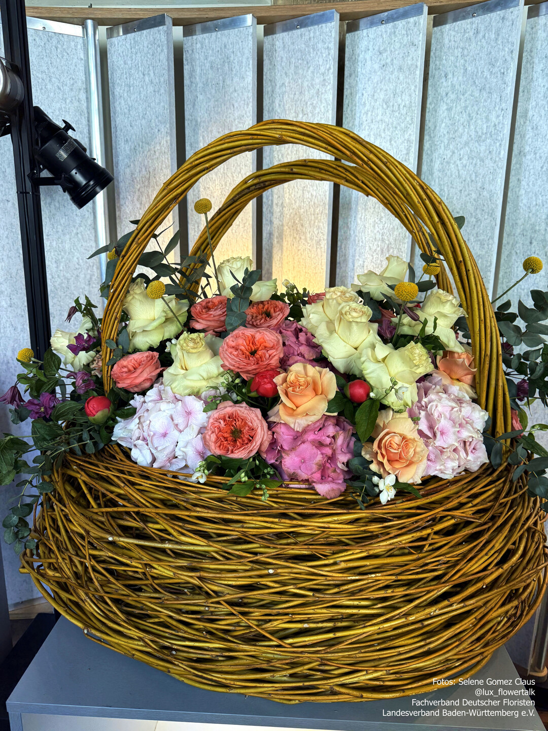 �Wahre Werte�� wie Blumen uns begleiten�, hei�t die Er�ffnungsschau, die unter der Leitung von Gabriele Haufe entstand. Kreative, detailreiche florale Werke machen die Botschaften der Blumen erlebbar. In den aussagekr�ftigen Kompositionen l�sst sich die tiefe Verbindung zwischen Natur, Gef�hlen und dem Leben selbst entdecken.