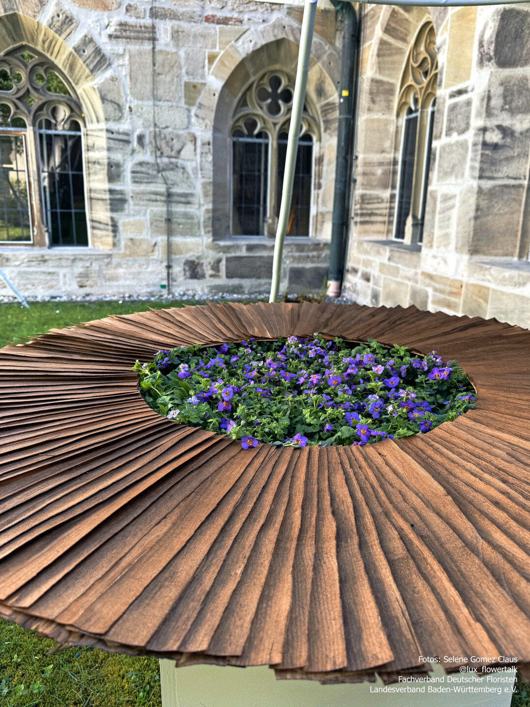 �Wahre Werte�� wie Blumen uns begleiten�, hei�t die Er�ffnungsschau, die unter der Leitung von Gabriele Haufe entstand. Kreative, detailreiche florale Werke machen die Botschaften der Blumen erlebbar. In den aussagekr�ftigen Kompositionen l�sst sich die tiefe Verbindung zwischen Natur, Gef�hlen und dem Leben selbst entdecken.