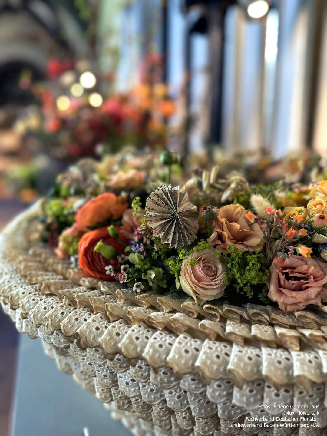 �Wahre Werte�� wie Blumen uns begleiten�, hei�t die Er�ffnungsschau, die unter der Leitung von Gabriele Haufe entstand. Kreative, detailreiche florale Werke machen die Botschaften der Blumen erlebbar. In den aussagekr�ftigen Kompositionen l�sst sich die tiefe Verbindung zwischen Natur, Gef�hlen und dem Leben selbst entdecken.