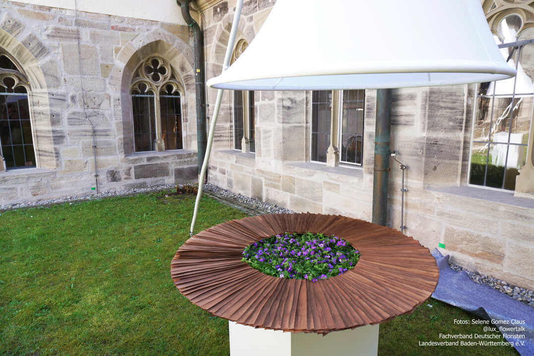 �Wahre Werte�� wie Blumen uns begleiten�, hei�t die Er�ffnungsschau, die unter der Leitung von Gabriele Haufe entstand. Kreative, detailreiche florale Werke machen die Botschaften der Blumen erlebbar. In den aussagekr�ftigen Kompositionen l�sst sich die tiefe Verbindung zwischen Natur, Gef�hlen und dem Leben selbst entdecken.