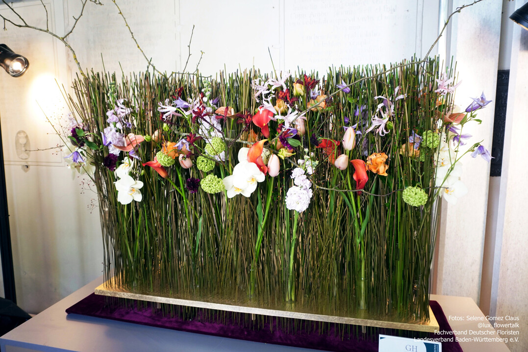 �Wahre Werte�� wie Blumen uns begleiten�, hei�t die Er�ffnungsschau, die unter der Leitung von Gabriele Haufe entstand. Kreative, detailreiche florale Werke machen die Botschaften der Blumen erlebbar. In den aussagekr�ftigen Kompositionen l�sst sich die tiefe Verbindung zwischen Natur, Gef�hlen und dem Leben selbst entdecken.