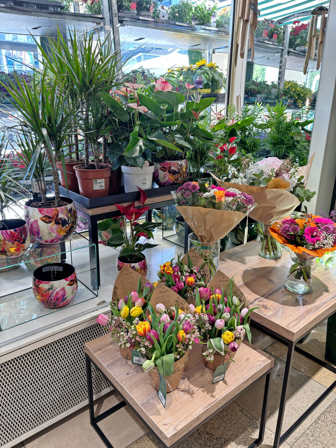 Frische Schnittblumen und fertige Str�u�e stehen im Mittelpunkt des City-Konzepts � als schnell verf�gbare Mitnahmeartikel f�r spontane Kaufanl�sse in der Innenstadt.