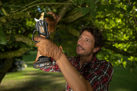 Die Akku-Astschere Worx WG330 NITRO ist fr Links- als auch fr Rechtshnder geeignet.