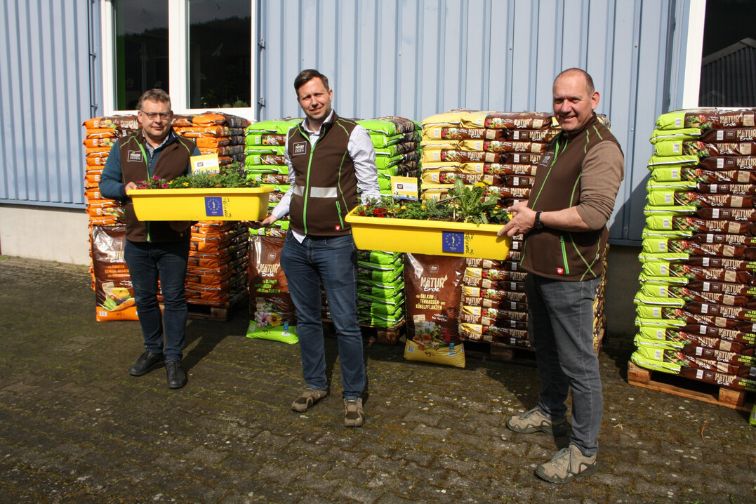 Patzer Erden GmbH und Beedabei initiieren gemeinsam mit Fachhandelspartnern eine Aktionswoche fr den Insektenschutz (v.l.n.r.): Steffen Schulze, Auendienst-Mitarbeiter und Initiator der Kooperation mit Beedabei, Stephan Patzer, Geschftsfhrer und Inhaber, Christian Gnther, Leiter Fachhandel & Export. 