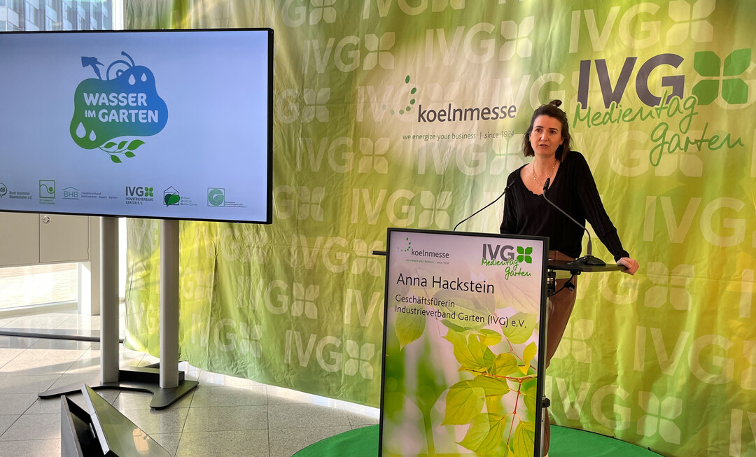 Anna Hackstein, Geschftsfhrerin des IVG, nutzt die Gelegenheit, die Brancheninitiative Wasser im Garten vorzustellen. 