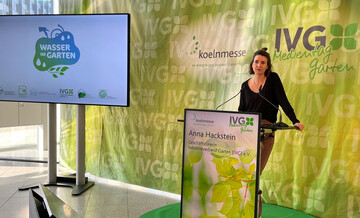 Anna Hackstein, Geschftsfhrerin des IVG, nutzt die Gelegenheit, die Brancheninitiative Wasser im Garten vorzustellen. 