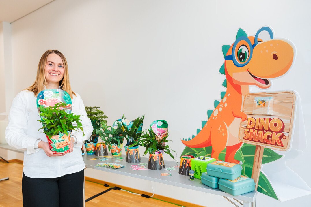 Fand besondere Erwhnung: Kathrin Weber, Mediflora Lehrhuber GmbH, stellt Dino Snack vor, das neue Pflanzenkonzept fr Kinder. Jeder Dinosaurier stellt seine Lieblingspflanze in einem farbenfrohen, kindgerechten Umschlag vor. Die Pflanzen befinden sich in praktischen 14-cm-Tpfen, so dass die Kinder die Pflanzen in ihr Spiel integrieren und sie selbst pflegen knnen.