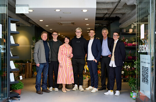 v.li.n.re.: Christina Apel, Projektleitung Future Retail Store, Wolfgang Fischer, CityPartner e.V., Kurt Kapp, Stv. Wirtschaftsreferent der LH München, Michaela Pichlbauer, Vorständin der Rid Stifung, Dr. Maximilian Perez, Innovationsförderung der Rid Stifung, Valentin und Jakob Kiefl, Urban Gardeners