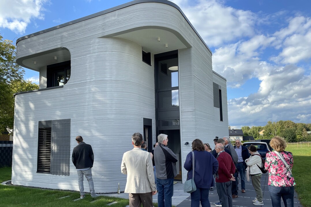 Bei Deutschlands erstem Haus aus dem 3D-Drucker gings um Zement: Mit einem 12,5 m breiten Drucker wurde der Rohbau Zeit- und Ressourcen-sparend in 100 Druckstunden realisiert. Parallel entwickelt die MC-Bauchemie einen 3D-Druckmrtel mit 70% weniger CO2-Emissionen.