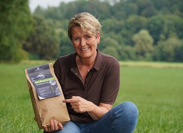 Geschftsfhrerin Mariel Kleeschulte-Vrochte zeigt den weltweit
ersten Papier Sack mit einer Bio-Blumenerde. 