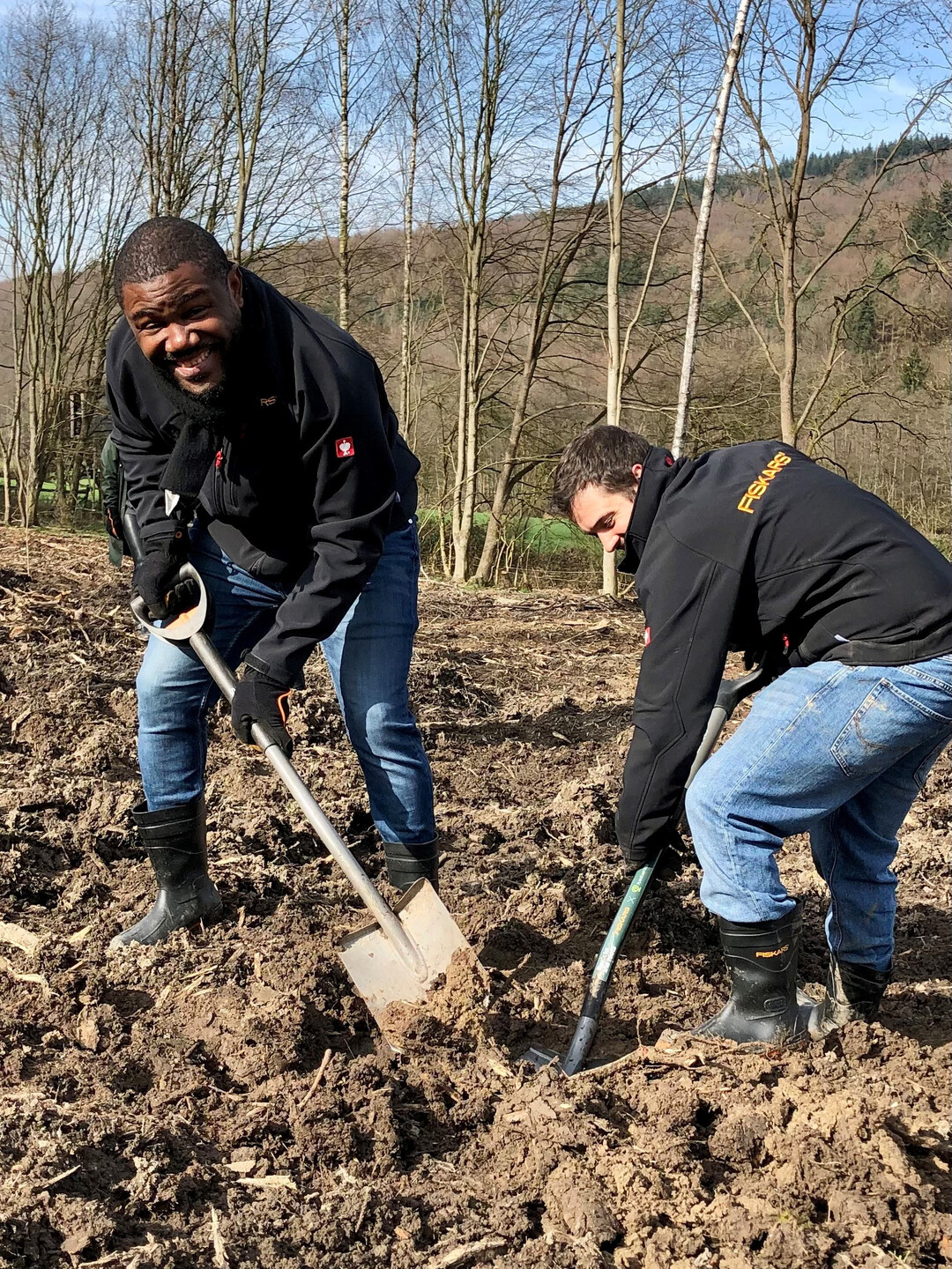 Auch die Geschftsfhrung packte mit an: Nicolas MPacko (r.), Geschftsleiter DACH Fiskars bei der Pflanzaktion am 14. Mrz.