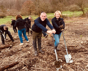 Andreas Fonken, Head of Sales, und Barbara Rossmann, Senior Manager Marketing & Marketing Lead Fiskars, bei der
<a href="https://www.gruener-markt-online.de/artikel.dll?AID=7896984&MID=200754" target="_blank" > gemeinsamen Baumpflanzaktion mit Plant-my-tree</a>
. Im April kamen alle Mitarbeitenden von Fiskars Germany zusammen und haben rund 2.000 Bume gepflanzt. 