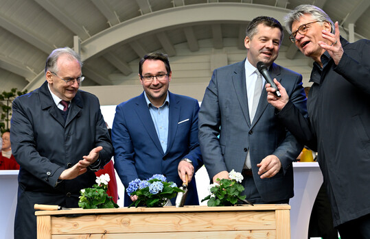 Eröffneten die Landesgartenschau im Kurpark von Bad Dürrenberg (v. l.): Ministerpräsident Rainer Haseloff, Bürgermeister Christoph Schulze, Minister Sven Schulze, Moderator Peter Escher