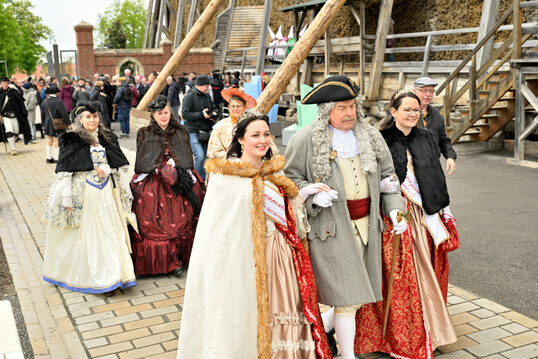 Historische Figuren vor dem Gradierwerk