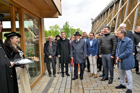 Salz war und ist prgend fr die Stadt  es wurde den Gsten auf dem Tablett prsentiert. Rechts LGS-Geschftsfhrer Michael Steinland.