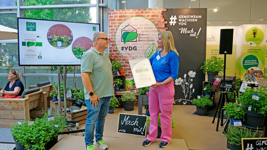 Am Stand des Verbands Deutscher Garten-Center in der Galeria findet am ersten Messeabend wieder die Prämierung von Garten-Centern statt, die bei der Fachgartencenter-Inspektion durch eine besondere Leistung aufgefallen sind. Der Verband lädt zudem zum Netzwerken – auf großer Fläche, mit einigen Sitzgelegenheiten, Catering und kühlen Getränken.
