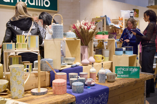 Ethical Style bndelt seit der Winter-Nordstil 2024 die verschiedenen Facetten von Nachhaltigkeit in sechs Kategorien: Eco-Friendly Material, Eco-Optimised Production, Fair & Social Production, Re-/Upcycling Design, Handmade Manufacturing sowie Sustainable Innovation. 