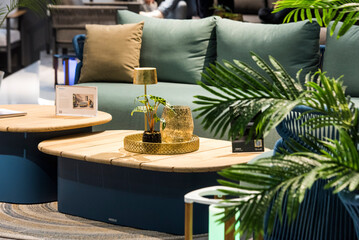 ppige Polster, softe Materialien und organisches Design liegen 2024/2025 im Trend.