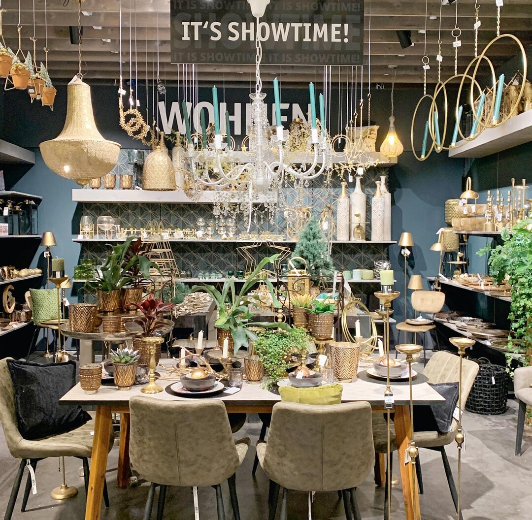 Bei Kiefl in Gauting werden die sechs Kojen der Boutiqueabteilung für die Weihnachtszeit in unterschiedlichen Themen dekoriert. Die Wandgestaltung mit Tapete, ein dekorierter Tisch oder ein Podest als zusätzlicher Warenträger bringen das jeweilige Motto rüber – wo sich zu Weihnachtlichem auch Wohnaccessoires und ganzjährig passende Dekoartikel gesellen.