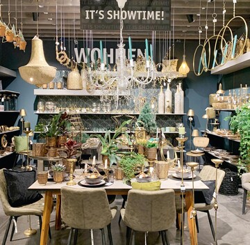 Bei Kiefl in Gauting werden die sechs Kojen der Boutiqueabteilung fr die Weihnachtszeit in unterschiedlichen Themen dekoriert. Die Wandgestaltung mit Tapete, ein dekorierter Tisch oder ein Podest als zustzlicher Warentrger bringen das jeweilige Motto rber  wo sich zu Weihnachtlichem auch Wohnaccessoires und ganzjhrig passende Dekoartikel gesellen.