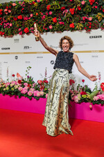 <i>Adele Neuhauser freut sich über ihre Lola.</i>