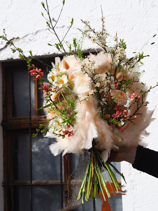 Elke Lumetsberger (
<a href="https://www.instagram.com/elkelumetsberger/" target="_blank" >@elkelumetsberger</a>
) rahmte ihren Strauß mit drei federbesetzten Ringen in der Trendfarbe – das fiel uns sofort ins Auge. Die Floristmeisterin betreibt ein kleines Blumengeschäft in Vorchdorf, Oberösterreich. Sie verfolgt die #florierenchallenge schon länger.
Seit sie von einer Mitarbeiterin unterstützt wird, war auch mal Zeit zum Mitmachen. Den Strauß hat sie gemeinsam mit ihrer Kollegin gefertigt und im Laden ausgestellt. „Man muss auch mal was Besonderes ins Geschäft stellen, damit die Kunden sehen, was man eigentlich
machen könnte“, ist Elke Lumetsberger überzeugt.