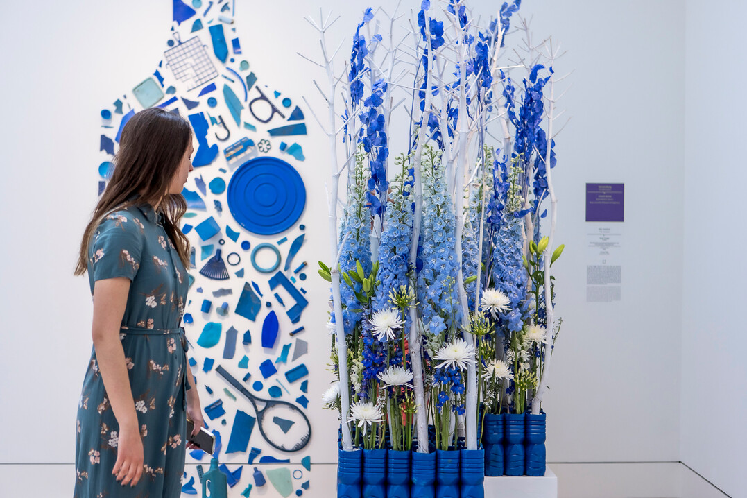 Blumen Lehmann widmet sich dem Thema Verwandlung mit blauem und weiem
Rittersporn vor dem General von Tony Cragg.