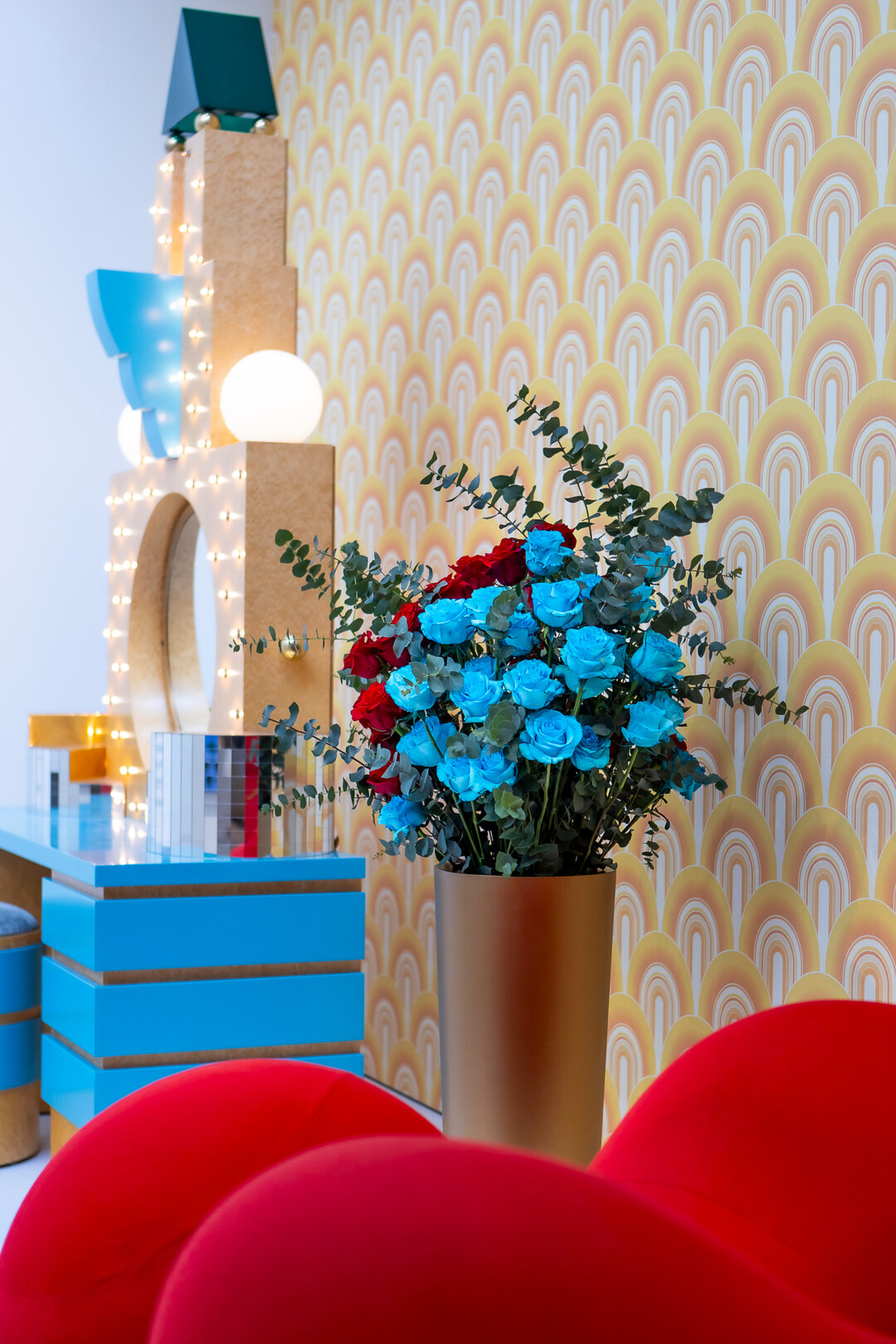 Im Sammlungsbereich Eine neue Kunst interpretiert sie mit wild gemixten Blumen das Werk Freundschaftsgalerie.