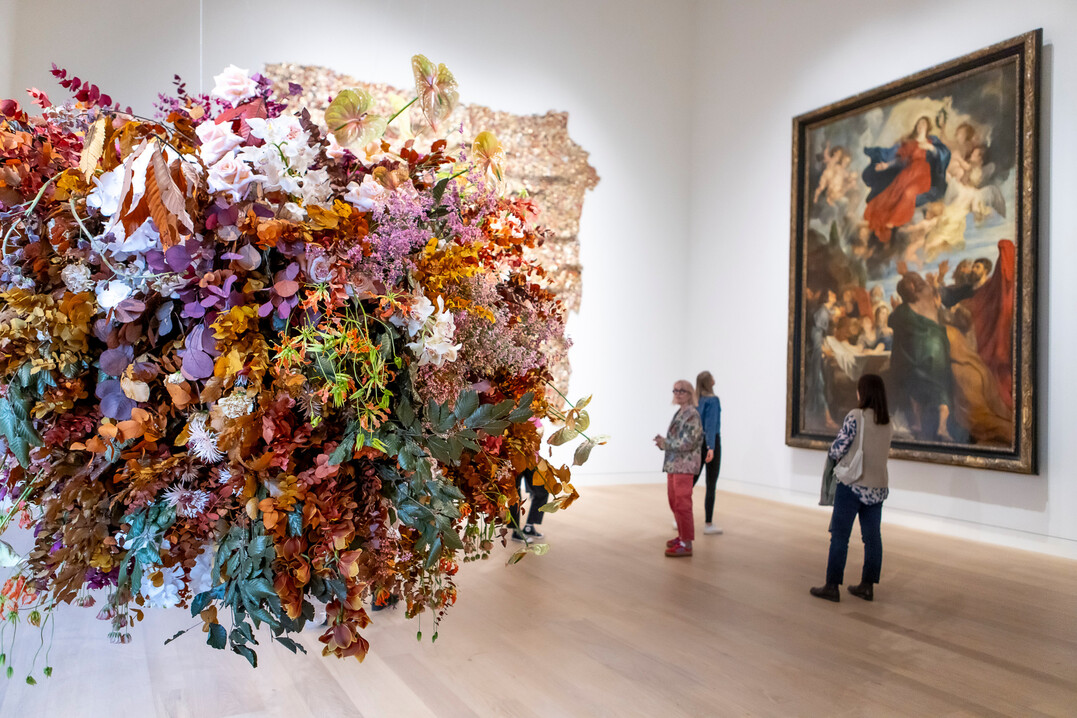 Die Florist(inn)en der Tannendiele gestalten eine florale Wolke aus Eucalyptus, Buche, Grsern und Orchidee, die sie dem gigantischen Erdtuch von El Anatsui zur Seite hngen, whrend sie neben dem Werk des Spaniers Francisco de Zurbarn das Thema Vergnglichkeit in Szene setzen.