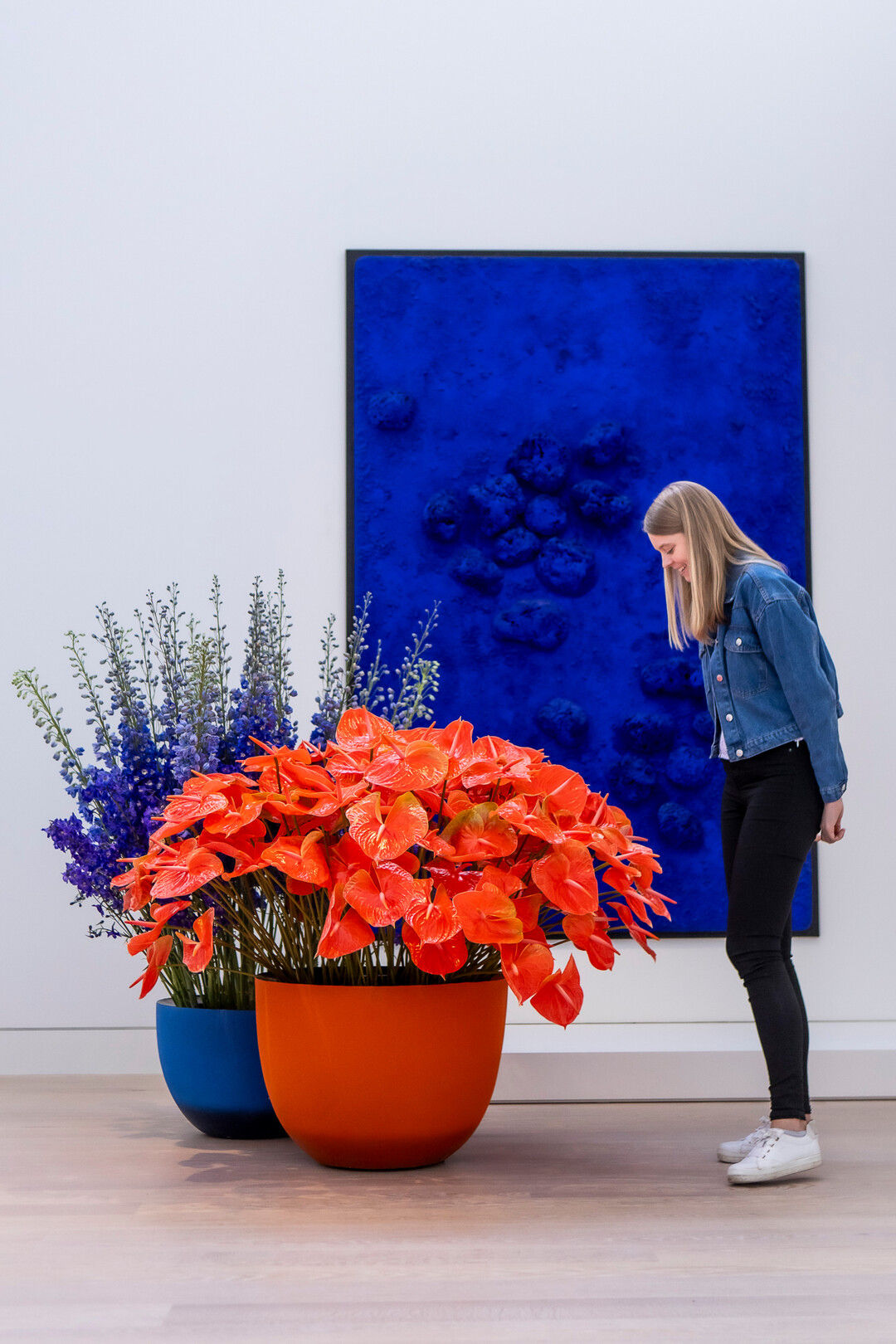 Komplementre Farben treffen bei dem Schwammrelief von Yves Klein aufeinander, das Victor Breuer interretierte.