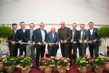 Banddurchschnitt (v.l.n.r.): Thomas Martin (Regionsleiter Dehner), Oliver Haller (Chief Purchasing Officer Dehner), Thomas Frewein (Projektleiter sterreich Expansion, Immobilien und Projektentwicklung Dehner), Matthias Brugger (Senior-Chef Blumenland Brugger), Albert Weber (Senior-Chef Dehner), Joachim Maislinger (Brgermeister), Axel Schobermayr (Marktleiter Dehner), Bernhard Hnig (Chief Sales Officer Dehner), Dr. Hansjrg Flassak (Chief Financial Officer Dehner)