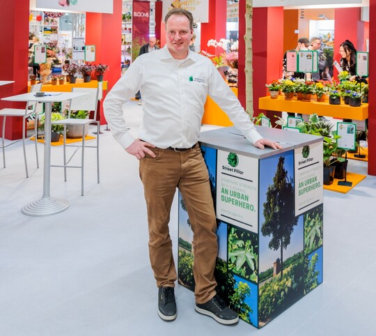 Ein Feldahorn ist der Sieger in der Kategorie Gehlze. Der Acer campestre Street Pillar der Firma Concept Plants B.V. aus den Niederlanden hat die Expertenkommission berzeugt und zeichnet ihn als IPM Neuheit 2023 aus. Der Feldahorn ist in Zeiten des Klimawandels einer der interessantesten Zukunftsbume. Vor allem ist er einer der wenigen mitteleuropischen Klimahelden. Das junge Laub des Street Pillar ist strahlend Grn und wechselt im Sommer zu einer tiefen, dunklen Farbe. Der Sulenwuchs ist fr schmale Straenzge, aber auch fr Hausgrten als Hausbaum mit Klimacharakter zu empfehlen.