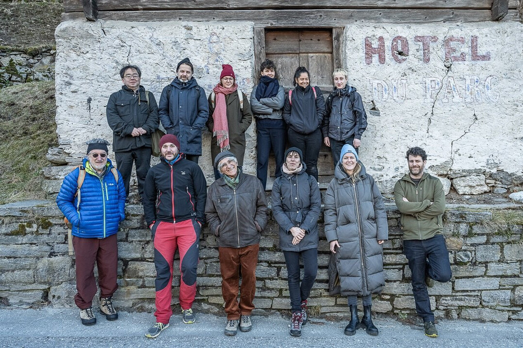 Zehn international agierende Kunstschaffende prsentieren vom 2. Juni bis 28. September 2024 ihre Konzepte zum Biennale-Moto Architektur und Grten (im Bild untere Reihe, 3. von rechts, die Kuratorin Misa Bernasconi, ganz rechts Jon Bischoff von Bregaglia Engadin Turismo).