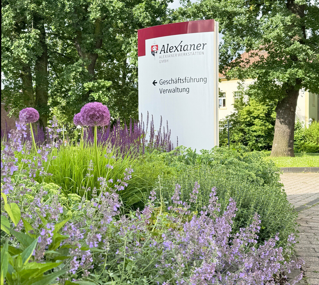 Die Zufahrt zur Alexianer Klostergärtnerei in Köln-Porz führt über das Gelände der Fachklinik – das ist ungewohnt, aber für die viele Kunden, die häufiger kommen, kein Problem.