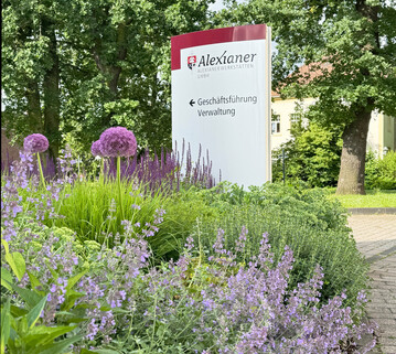 Die Zufahrt zur Alexianer Klostergrtnerei in Kln-Porz fhrt ber das Gelnde der Fachklinik  das ist ungewohnt, aber fr die viele Kunden, die hufiger kommen, kein Problem. 