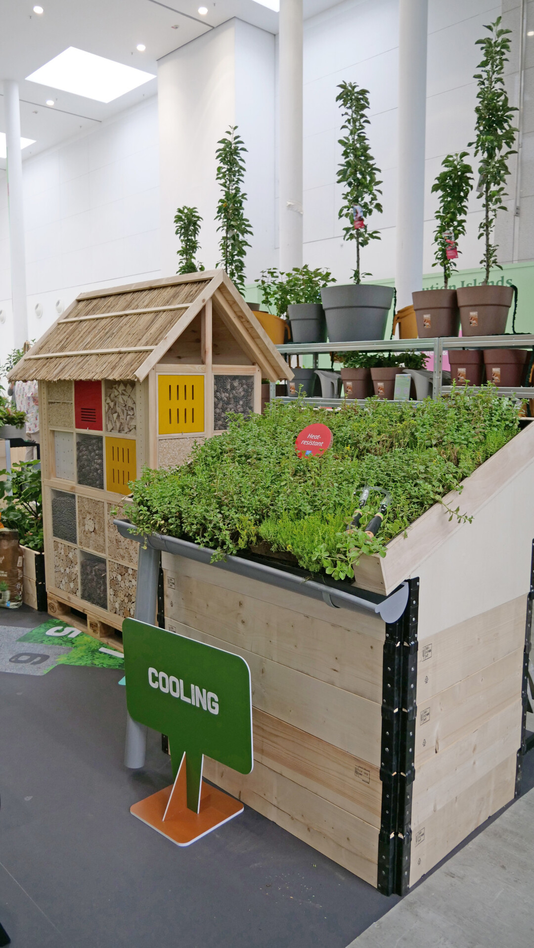 Auch begrünte Dachflächen erhöhen die Biodiversität und wirken sich zudem positive auf das Stadtklima aus – schöne Idee, das am POS in Szene zu setzen.