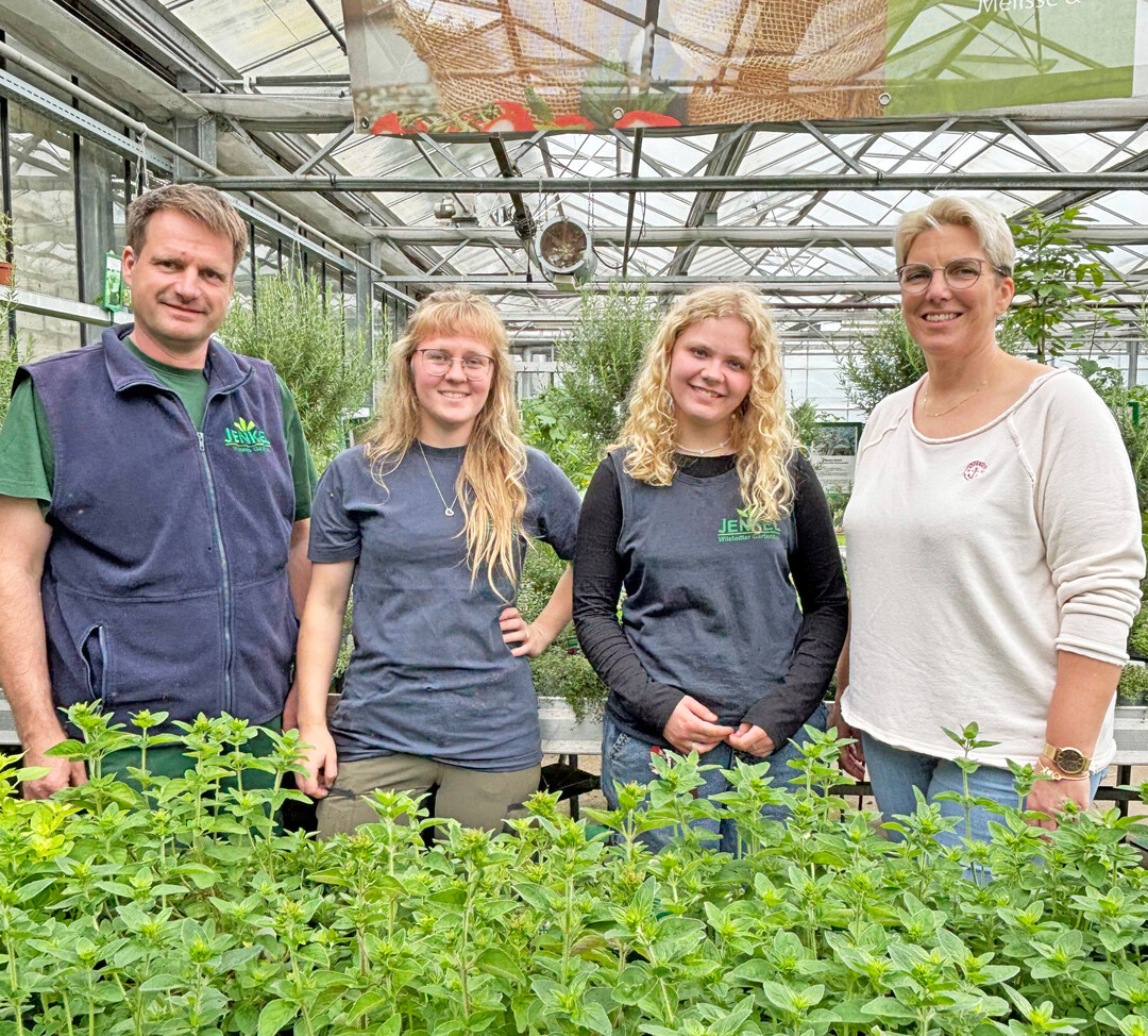 Das Kruter- und Gemseteam der Grtnerei Jenkel freut sich ber die Auszeichnung fr ihre torffreie Produktion (v.l.): Sven Schmitz, Lana Siemion und Jaqueline Gailatach mit der Inhaberin Nina Schmidt. 