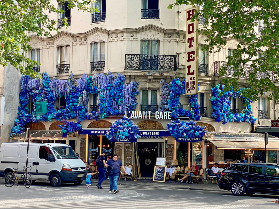 Blumen und Pflanzen sind in Paris allerorts zu finden. Alle Filialen dieser Ladenkette sind mit einer solchen floralen Fassadengestaltung ausgestattet  Wiedererkennungeffekt garantiert.  